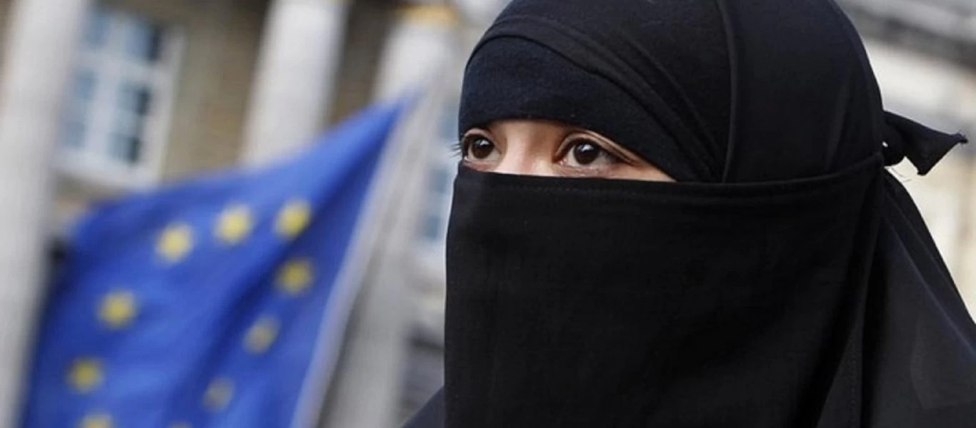 Απόφαση ευρωπαϊκού δικαστηρίου: Οι εργοδότες μπορούν να απαγορεύουν σε εργαζόμενές τους να φορούν μαντίλα